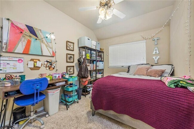 Building Photo - SUBLEASE Aug 11 2025 in Lakeridge Townhomes!
