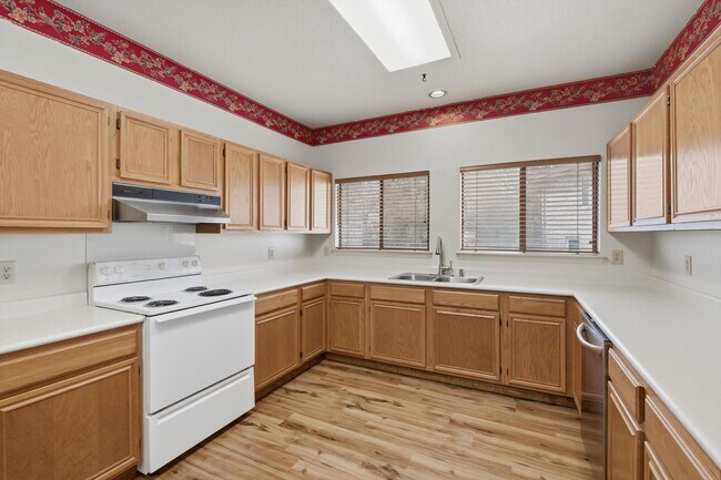 Building Photo - Spacious 4/2.5 in Northwest Crossing