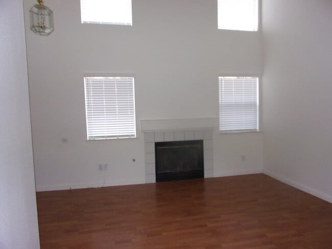 Building Photo - 853 Vassar Dr