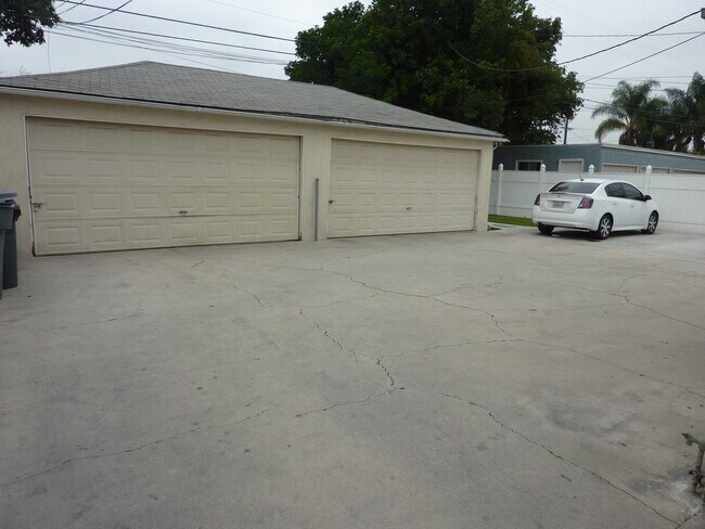 Building Photo - Two Bedroom lower unit - Move in Ready!