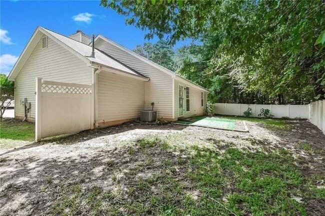Building Photo - Fantastic 3bd/2ba home! Coming soon!