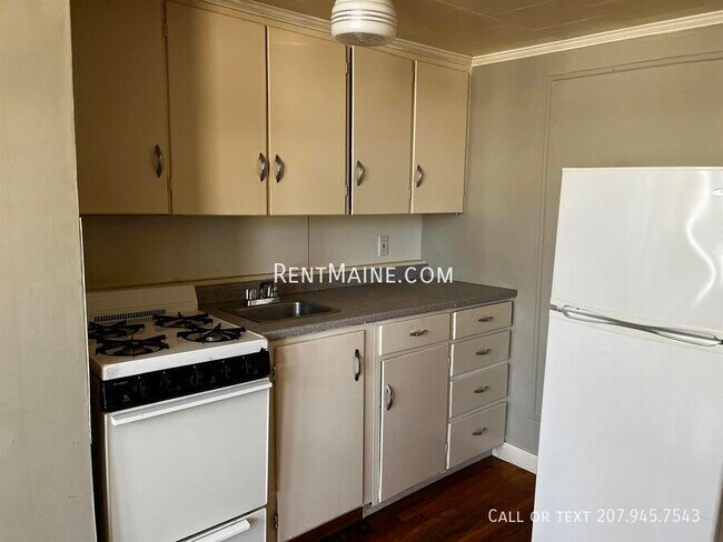 Building Photo - 200 Center St