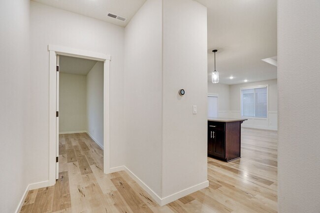 Building Photo - Polished single-level 3 bed, 2 bath home in NE Salem!