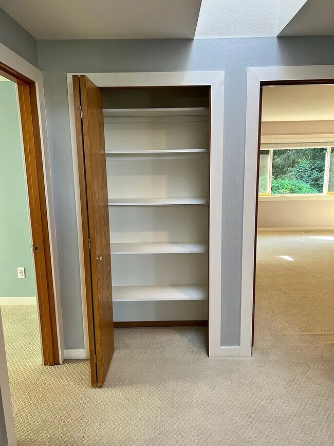 Building Photo - STUNNING CUSTOM HOME! IN STEILACOOM- MINUT...