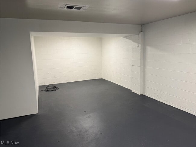 Building Photo - 195 Surrey Ln