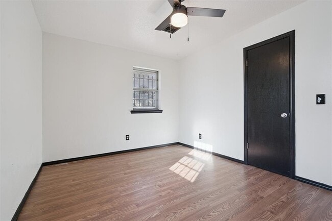 Building Photo - 1420 NE 8th St