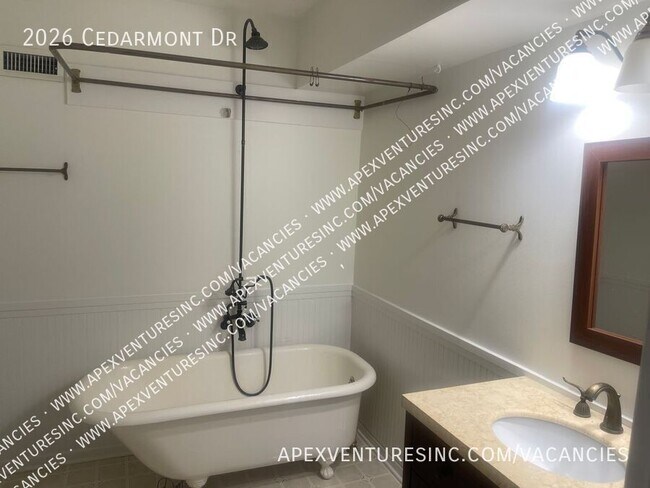 Building Photo - 2026 Cedarmont Dr