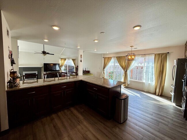 Building Photo - 726 Shawnee Ln