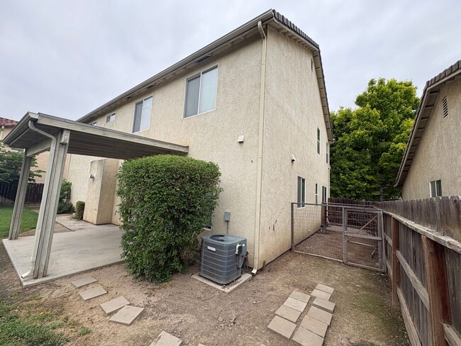 Building Photo - Spacious NW Visalia home Near Shopping Center Available Now!