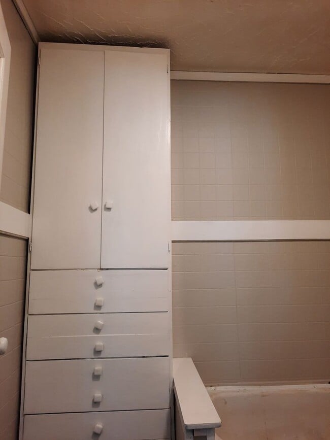 Building Photo - $1195 - 3 bedroom/ 2 bathroom plus bonus r...