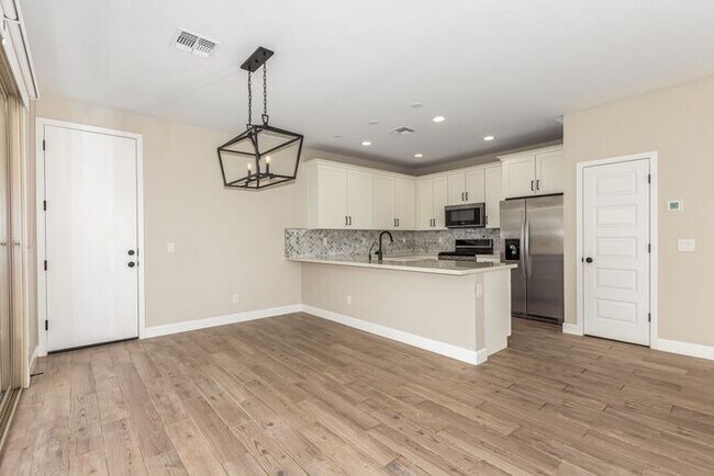 Building Photo - Rare end lot!