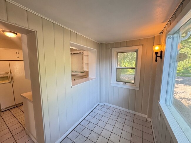 Building Photo - Close to Downtown! Includes washer and dryer