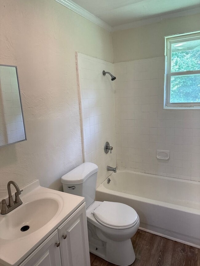 Building Photo - 2 Bed 1 Bath Apartment