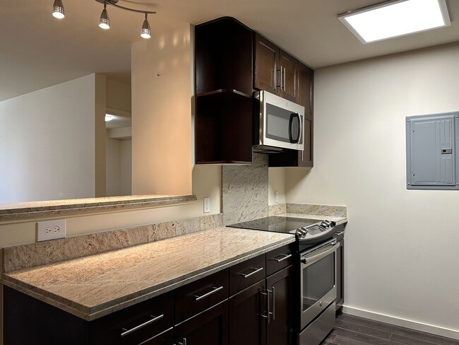 Building Photo - The Cove Waikiki - 2BR/2BA/2PK (Pet Negoti...