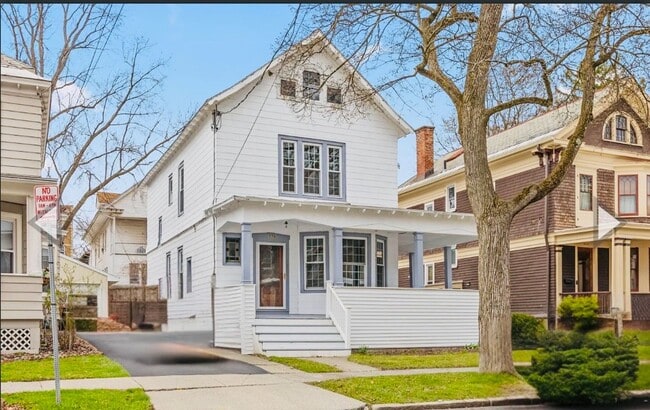 Building Photo - Private room available in clean, well maintained home - UTILITIES INCLUDED