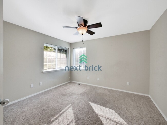 Building Photo - Spacious 3 Bedroom 2.5 Bath Highland Park Home.