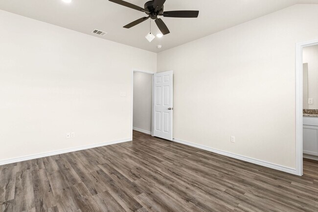 Building Photo - 305 Lost Trl