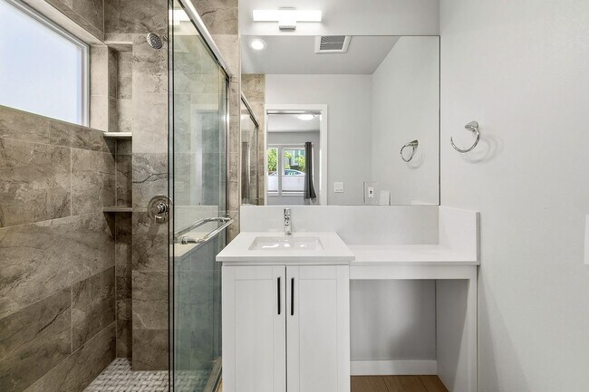 Building Photo - Stylish 2BR Townhome with Rooftop Deck & A/C Near Light Rail