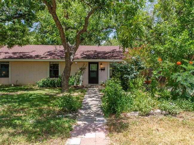 Primary Photo - 406 Concho St