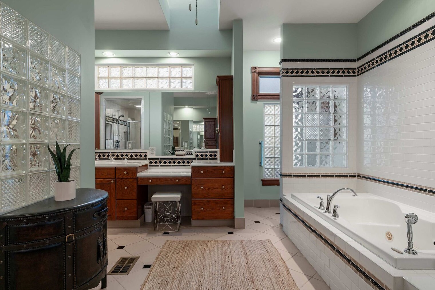 Building Photo - 1116 W 10th St