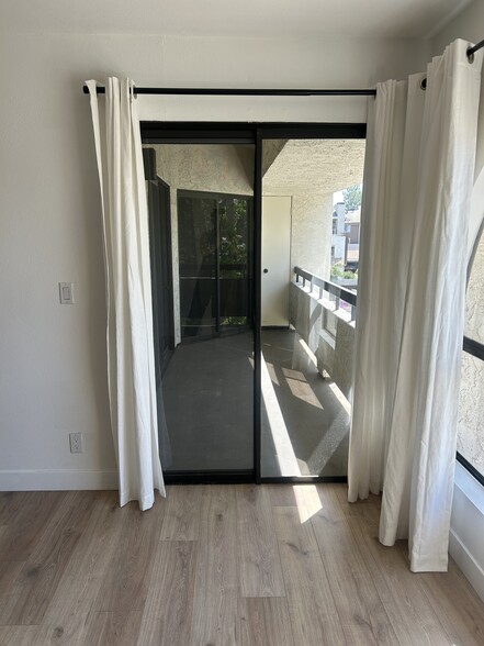 Balcony - 21650 Burbank Blvd