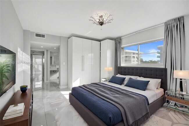 Building Photo - 1075 92nd St