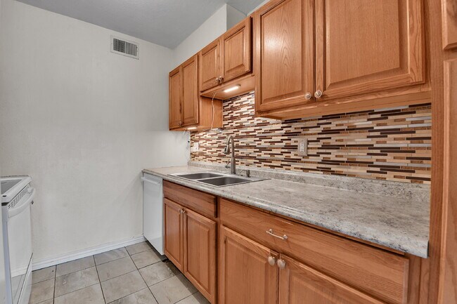 Building Photo - $1,340.95, 2 bed, 1 bath Located in Denver with a washer and dryer + 1/2 off first month rent