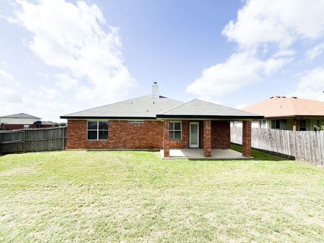 Building Photo - Available NOW  This home is centrally loca...