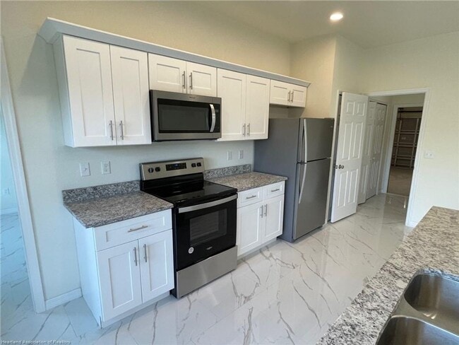 Building Photo - Large 4 Bedroom 2 bath-Lake Placid