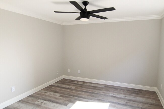 Building Photo - 1450 S Bundy Dr