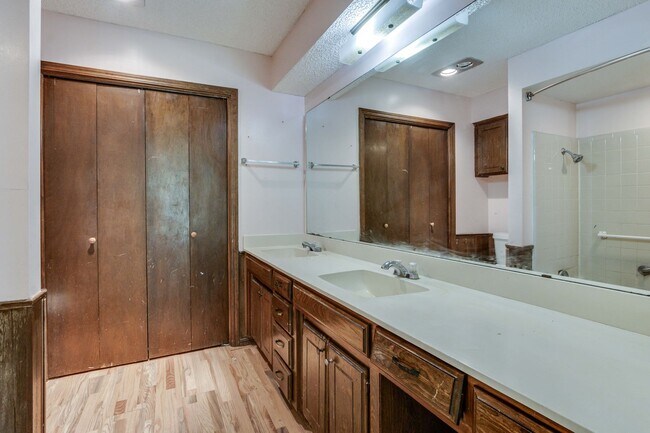 Building Photo - 7312/7314 Kings Manor Court