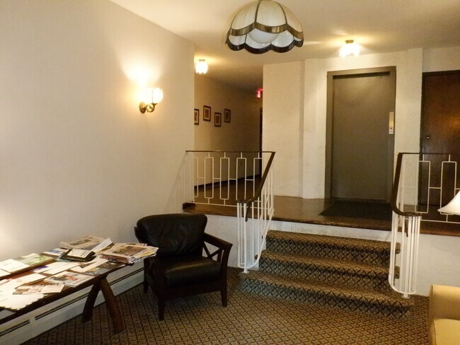 Building Photo - 787 Farmington Ave