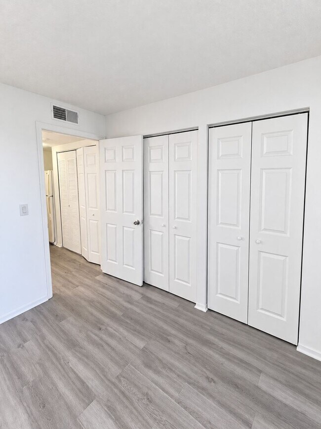 Building Photo - 7141 E Bank Dr