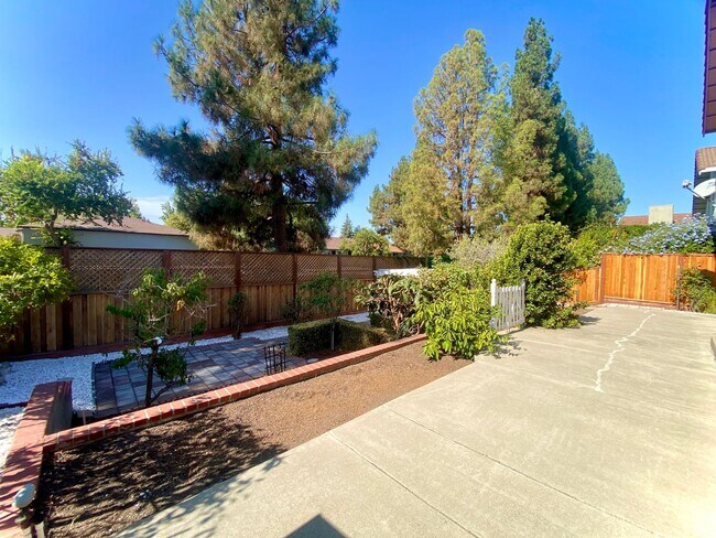 Building Photo - Spacious 4-Bedroom Irvington Home with Mod...