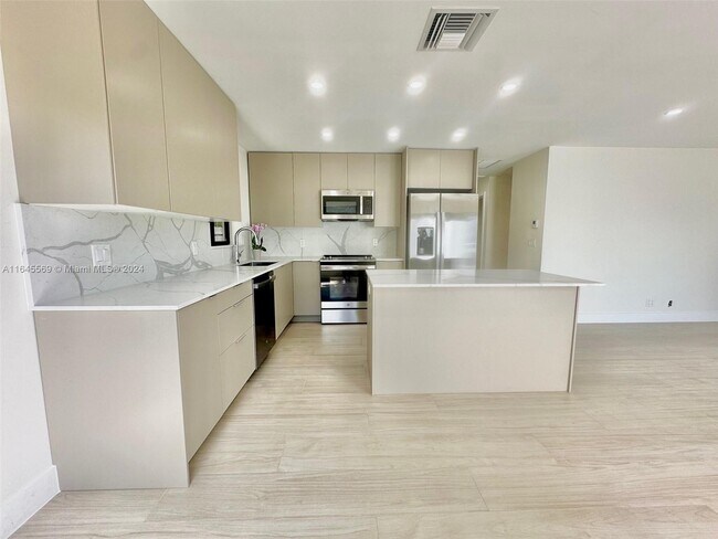 Building Photo - 1610 NE 17th Ave