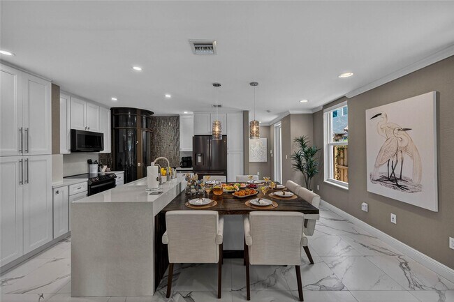 Building Photo - 1215 NE 1st St