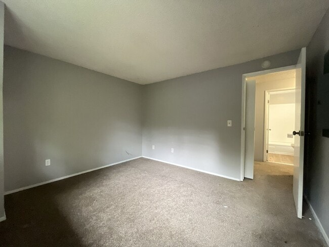 Building Photo - 4911 SW Beaverton Hillsdale Hwy