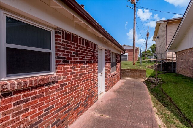 Building Photo - 2125 Avenue N