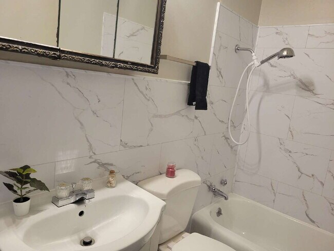 Building Photo - Your Next Home Awaits: 3 Bed 1 Bath Family!