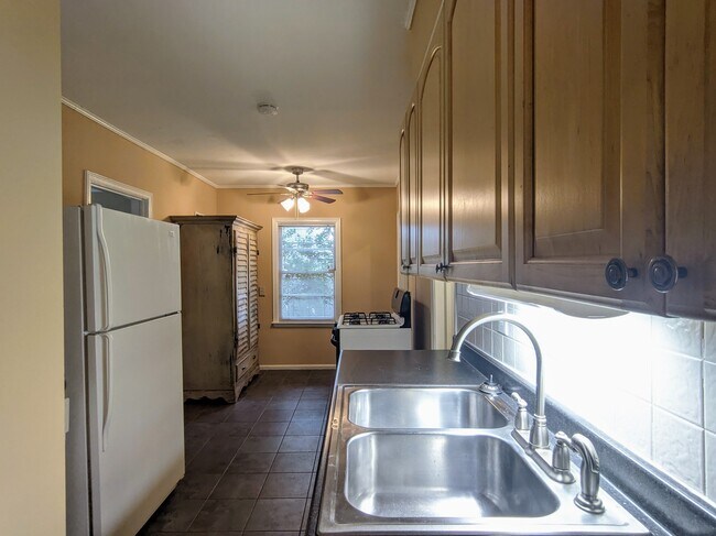 Building Photo - Charming 1 Bedroom Duplex in Buckhead!