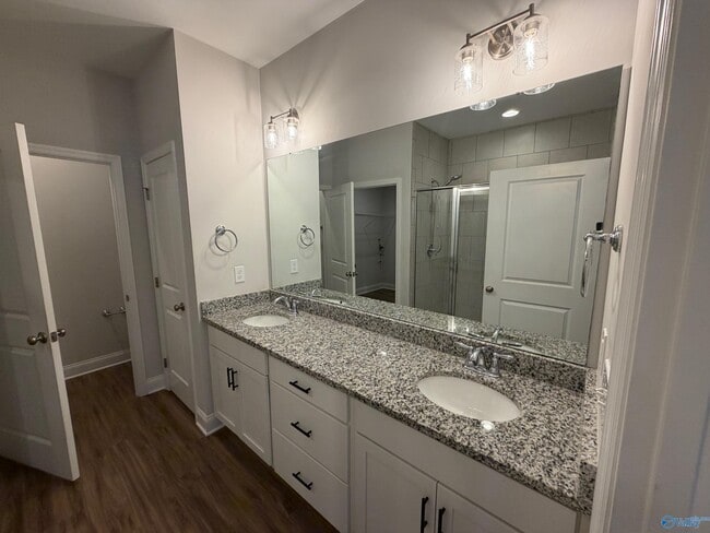 Building Photo - 3203 McClellan Wy SE