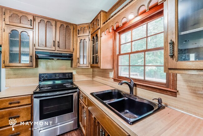 Building Photo - Inviting Three-Bedroom Home