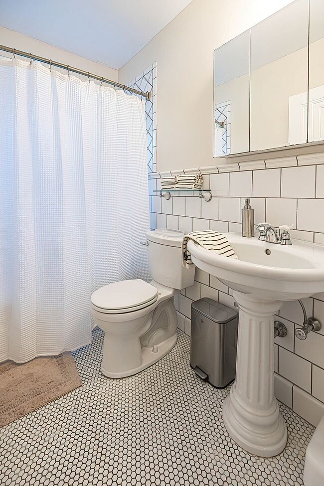 Building Photo - Quaint 4 bedroom Erie Home with Central Air & Garage Parking (Month to Month available)