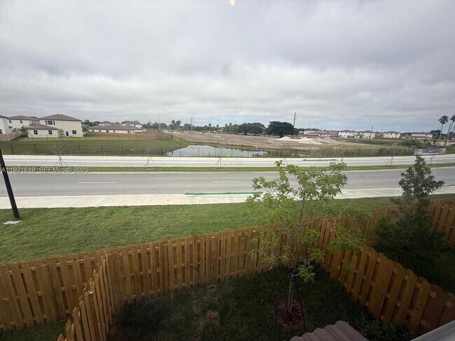 Building Photo - 2746 SE 24th Terrace