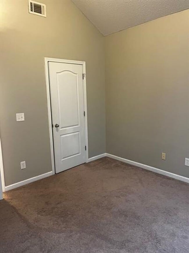 Building Photo - Townhome Living Made Easy: Your 2-Bed, 2-B...