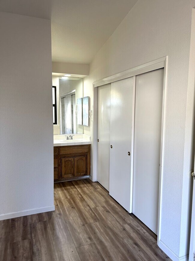 Building Photo - 4 bed/ 2 bath home between The Avenues and Amber Grove