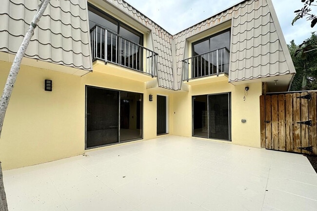 Building Photo - 1700 Embassy Dr