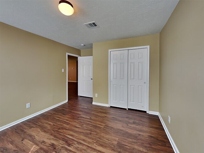 Building Photo - 913 Almond St