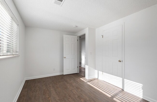 Building Photo - 10093 W Maryland Dr