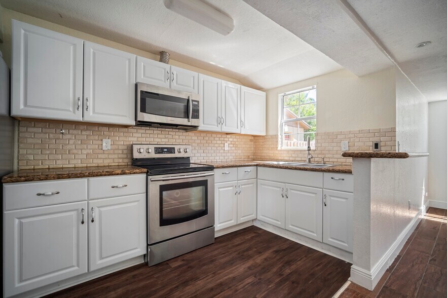 Kitchen - 2012 E Idlewild Ave